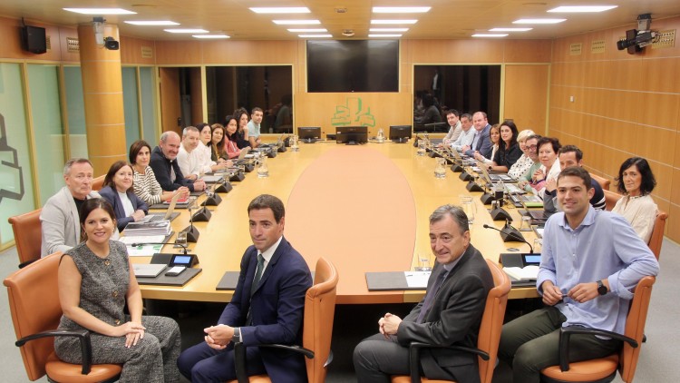 EAJ-PNV reúne a su grupo parlamentario con el presidente del EBB, Aitor Esteban, y el Lehendakari Pradales 