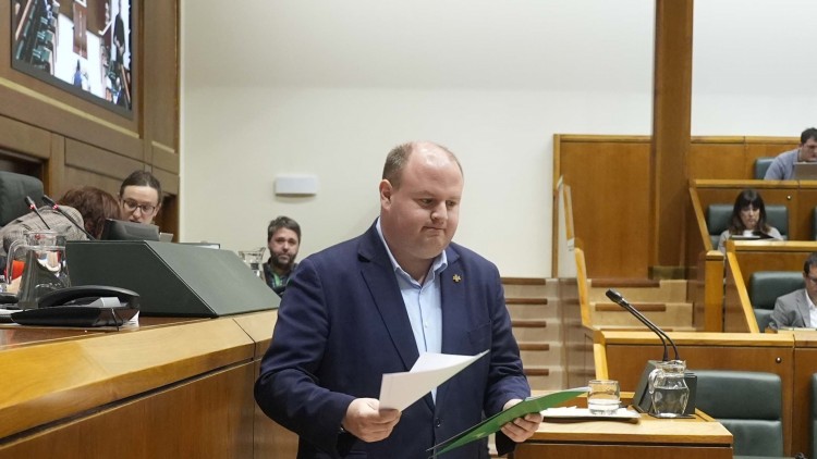 Arranca en el Parlamento Vasco el cambio de normativa para reforzar la protección de menores y el control en los campamentos de tiempo libre 