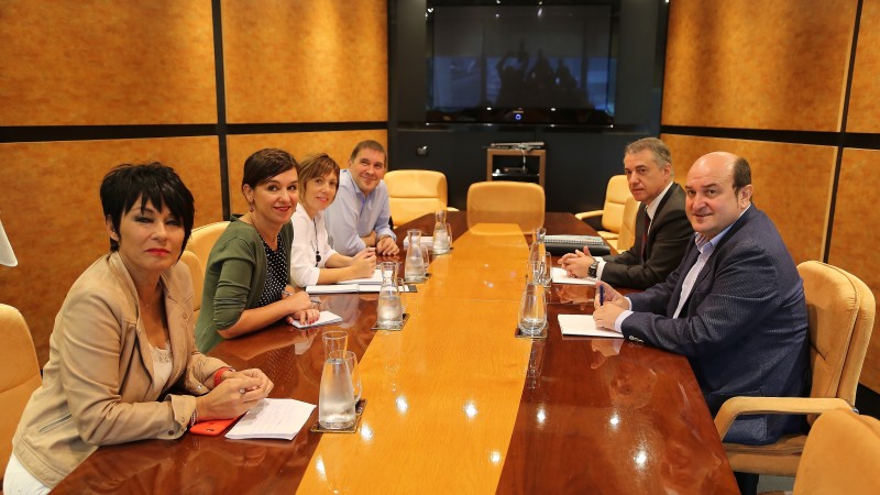 Reuniones con los partidos vascos para la formación de un Gobierno Vasco