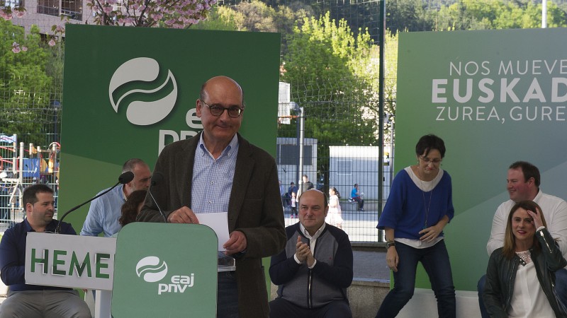 Mitin Laudio. Andoni Ortuzar, Almudena Otaola, Mikel Legarda.