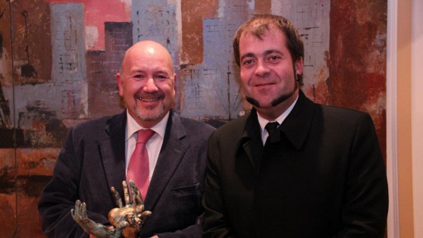 Iñigo Iturrate recibe el premio Trayectoria en Pro de los Derechos Humanos