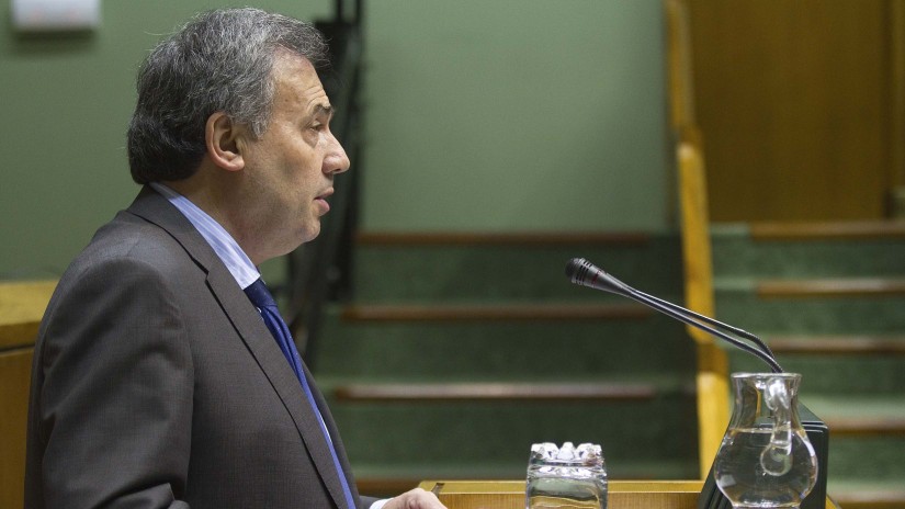 El Parlamento pide al Gobierno vasco que resuelva el concurso para adjudicar las licencias de radio en FM