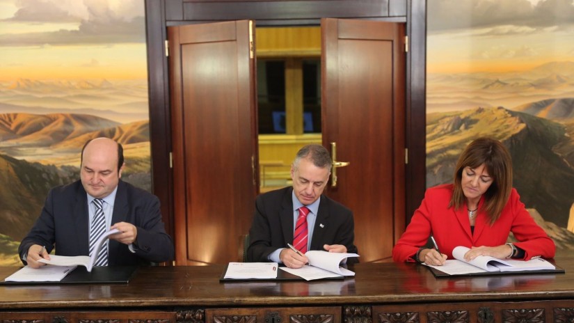 Urkullu, Ortuzar y Mendia firman en el Parlamento el acuerdo para la formación de un Gobierno Vasco de coalición