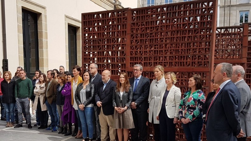 EAJ-PNV se concentra en el Parlamento Vasco en solidaridad con Carme Forcadell