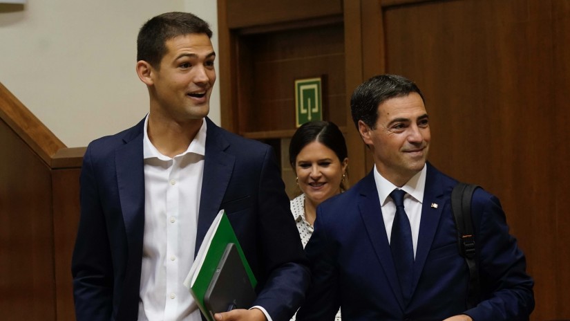 Díez Antxustegi destaca que Pradales lidera una Euskadi en marcha frente a un PP perdido y un Bildu escondido