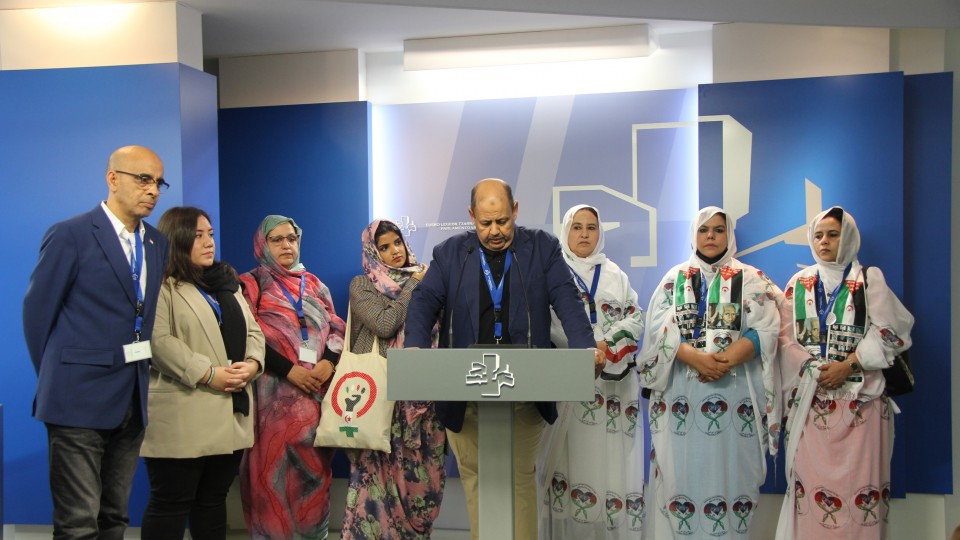 Una delegación del Frente Polisario sigue el debate en el Parlamento Vasco