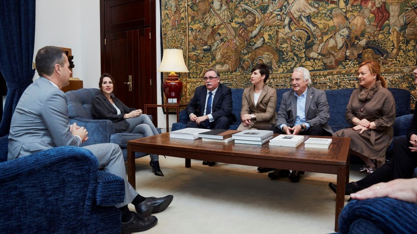 El Grupo Vasco afianza su relación con el Parlamento de Gasteiz reuniéndose con su presidenta